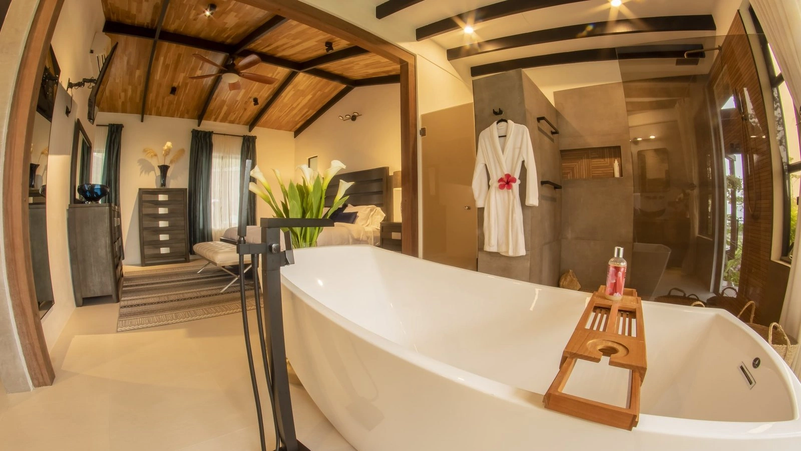 Arenal Kabata Luxury Home master bathroom