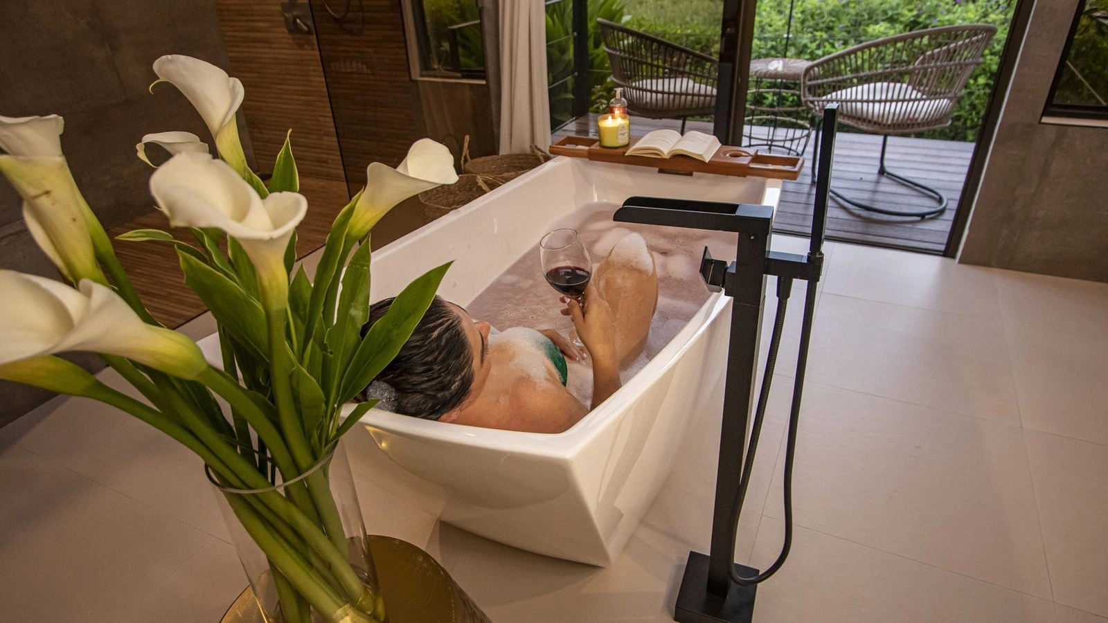 Arenal Kabata Luxury Home master bathroom, second view