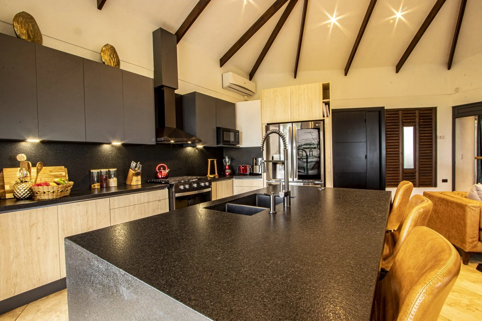 Arenal Kabata Luxury Home kitchen