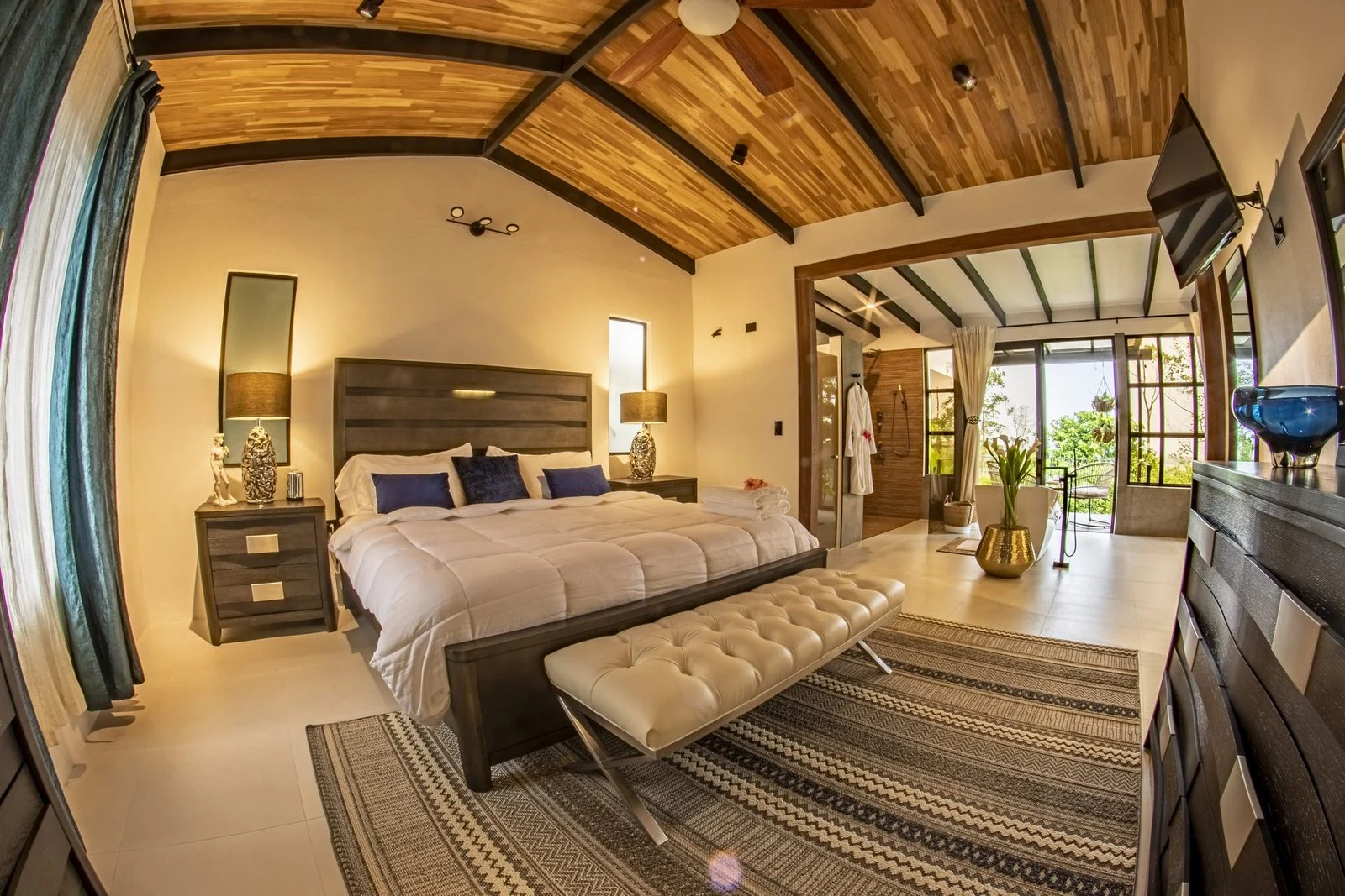 Arenal Kabata Luxury Home master bedroom