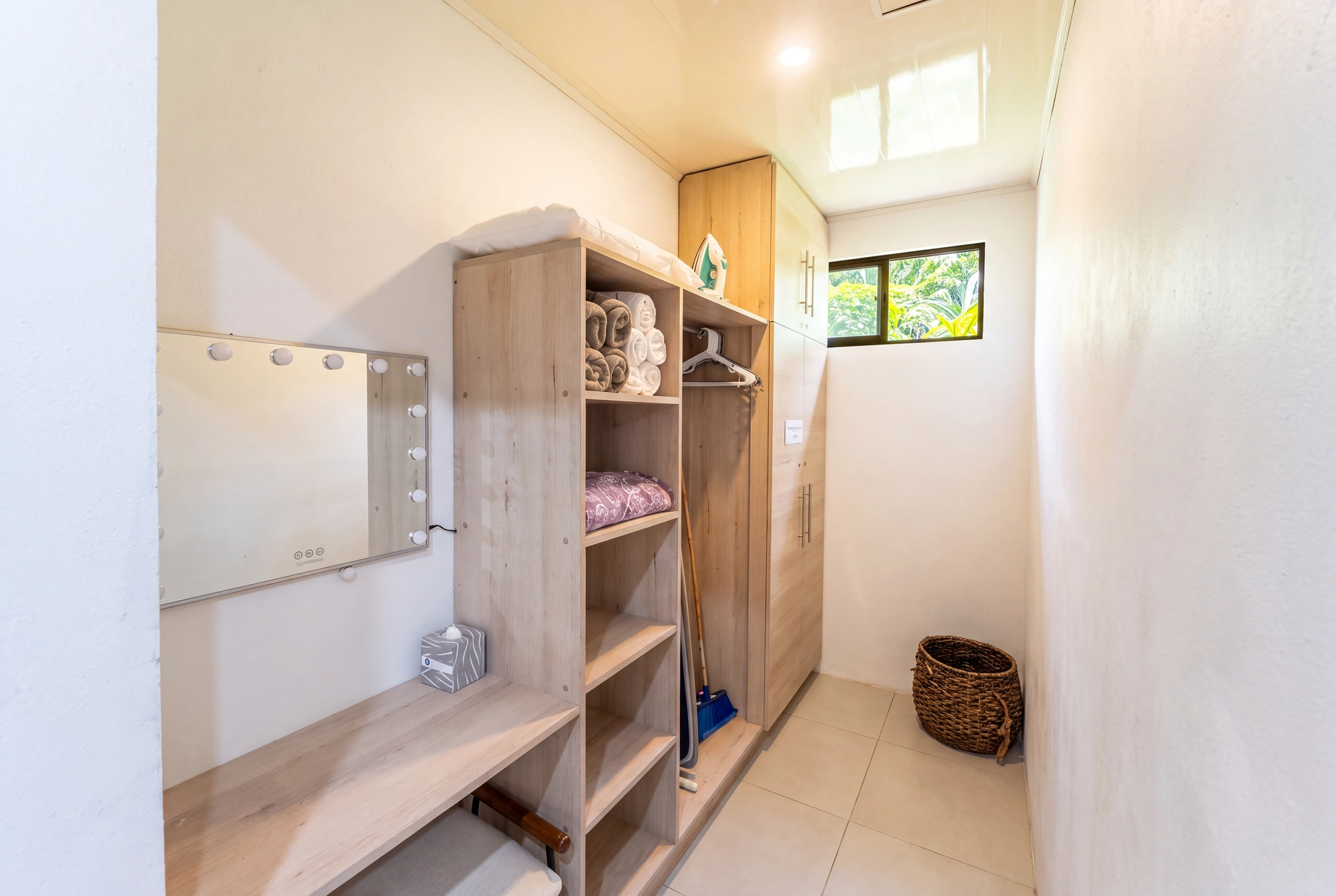 Bromelias Home dressing area and closet