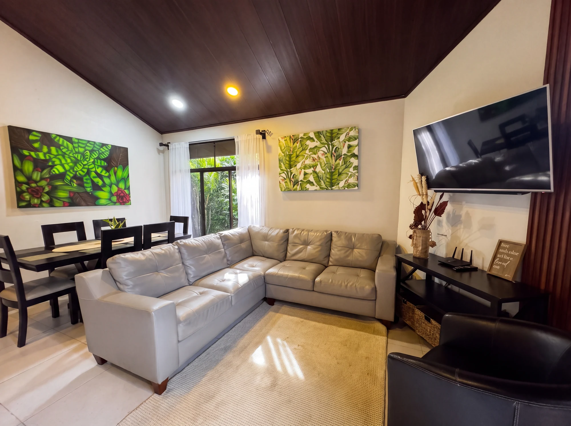Bromelias Home living and dining area with TV