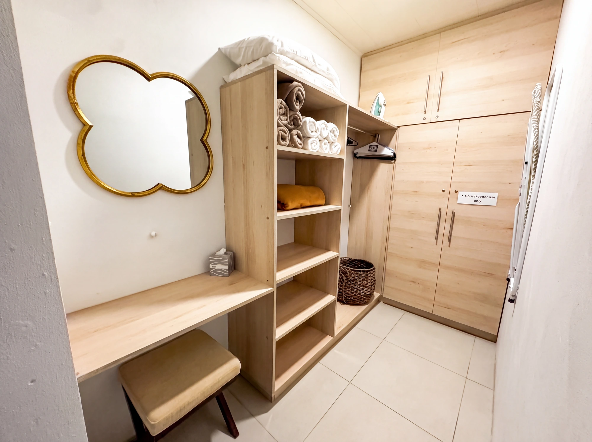 Bromelias Home dressing area with mirror