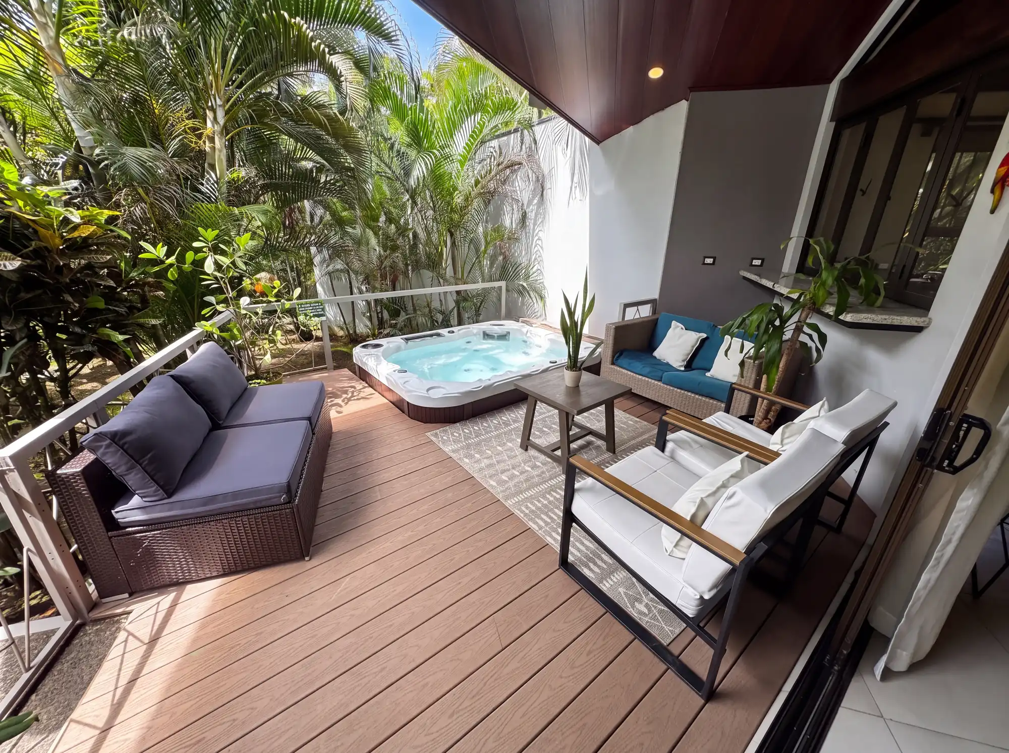 Hummingbird Home jacuzzi terrace lounge