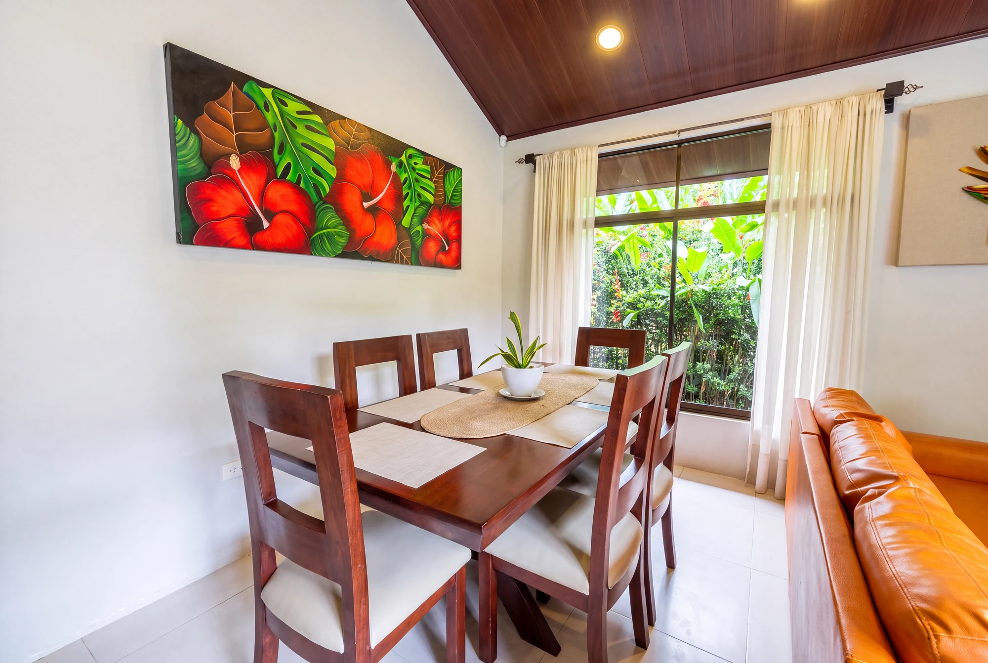 Amapola Home dining area